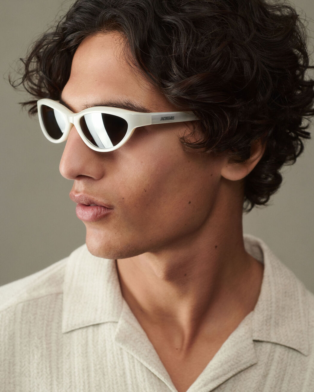 The Curvo sunglasses
jacquemus the curvo sunglasses