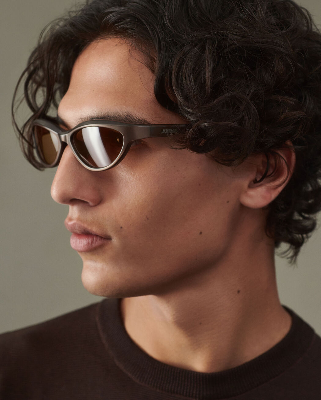 The Curvo sunglasses
jacquemus the curvo sunglasses