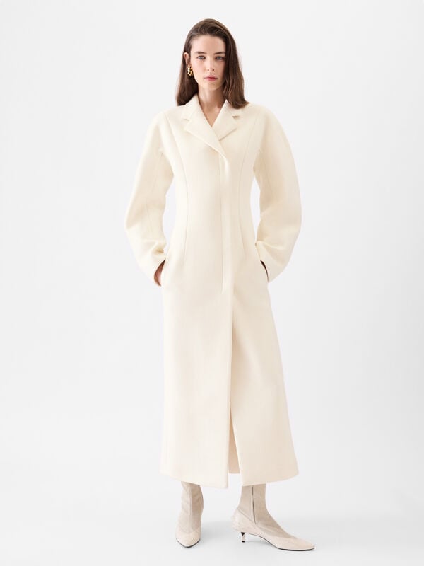 The Curvo coat jacquemus the curvo coat