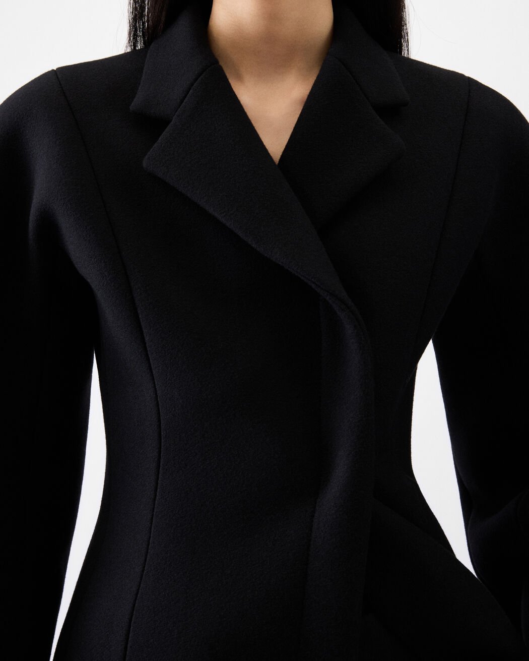 The Curvo coat jacquemus the curvo coat