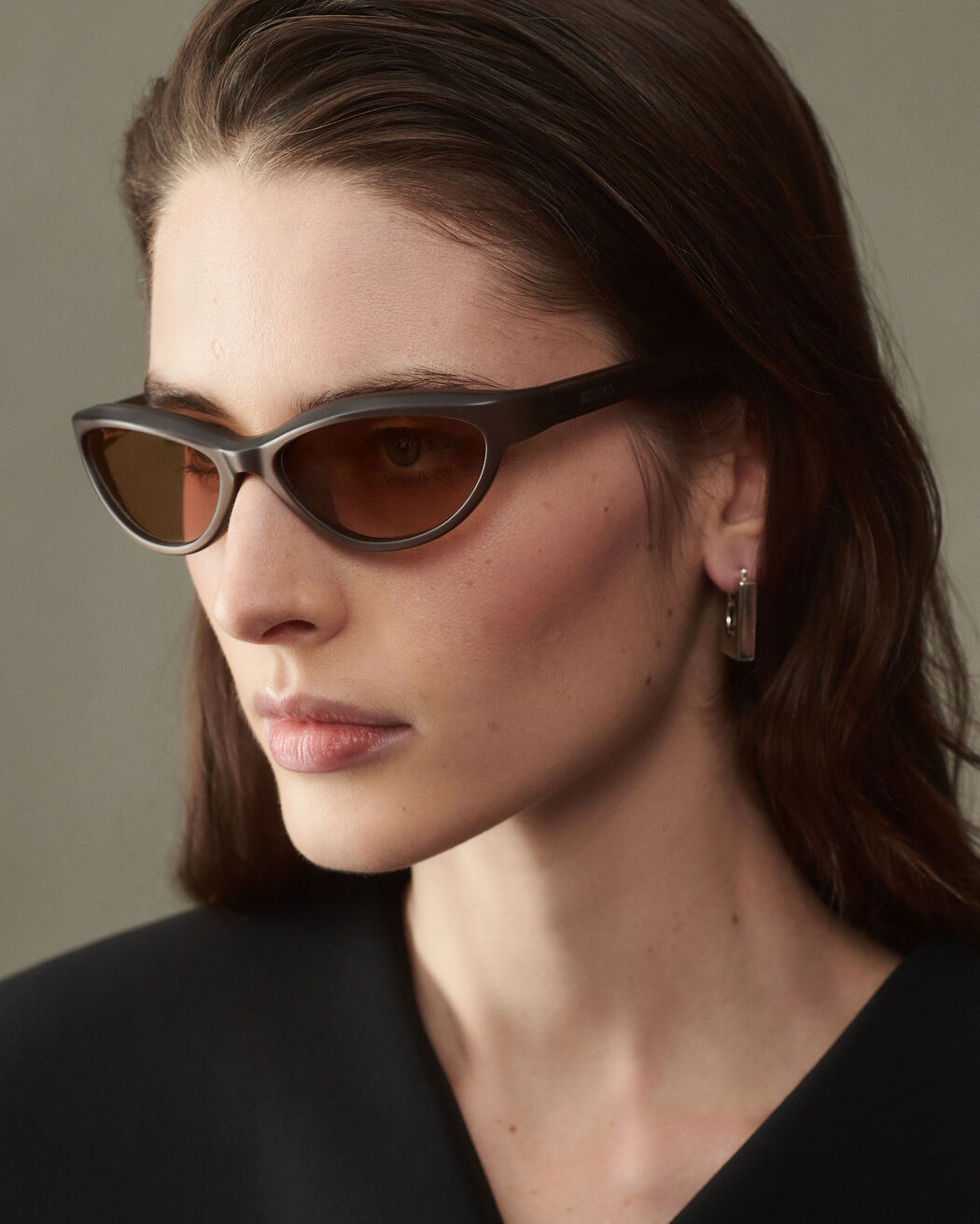 The Curvo sunglasses
jacquemus the curvo sunglasses