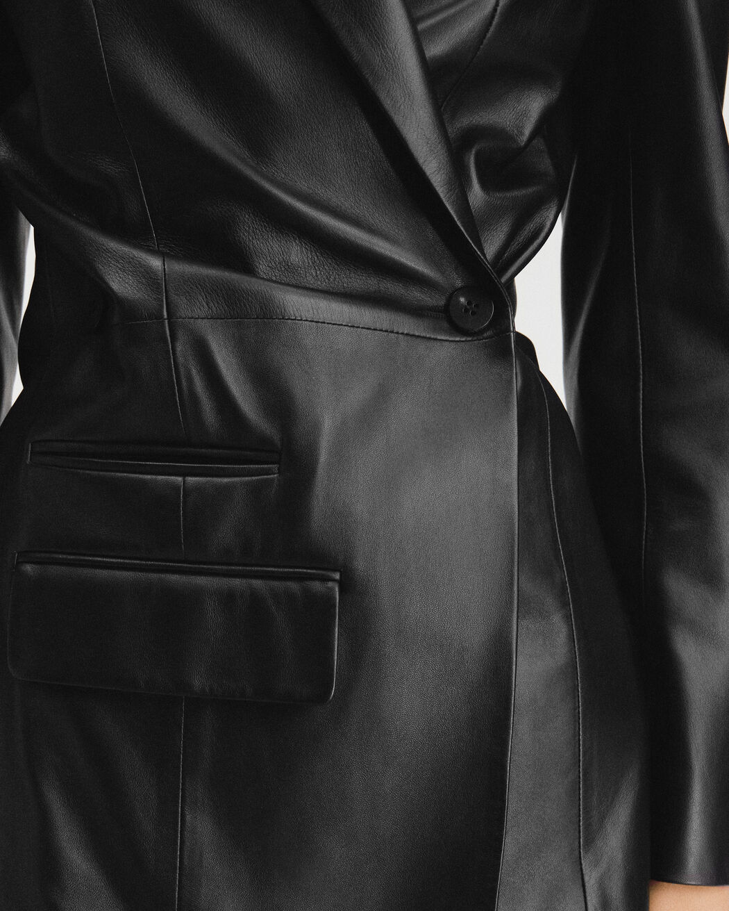 بليزر La Veste Tibau Cuir jacquemus بليزر la veste tibau cuir