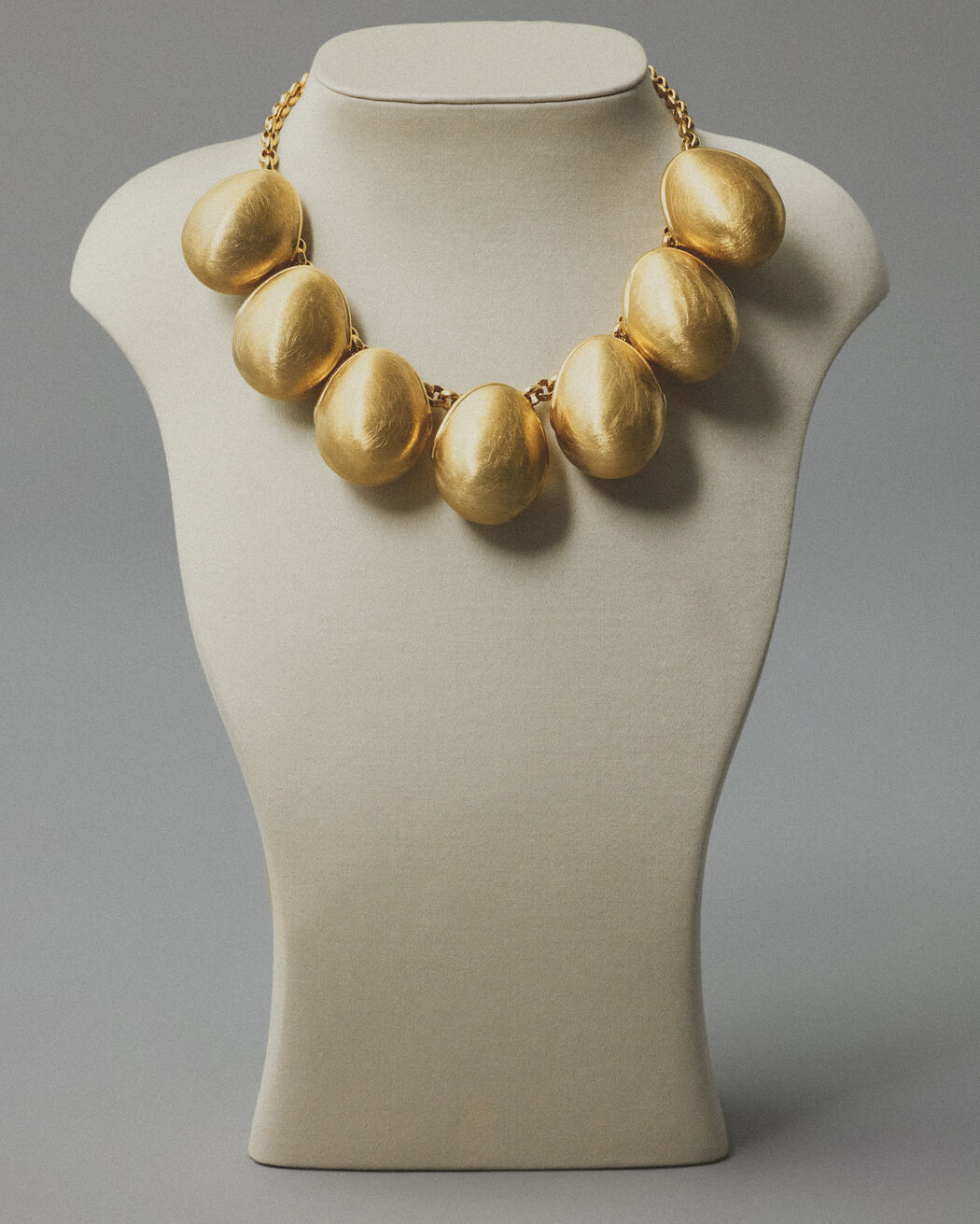 The Raisin necklace jacquemus the raisin necklace