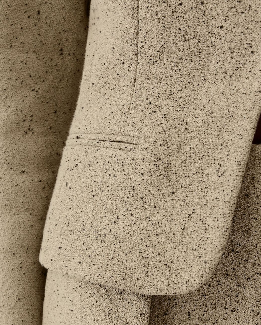 The mini Ovalo jacket jacquemus the mini ovalo jacket