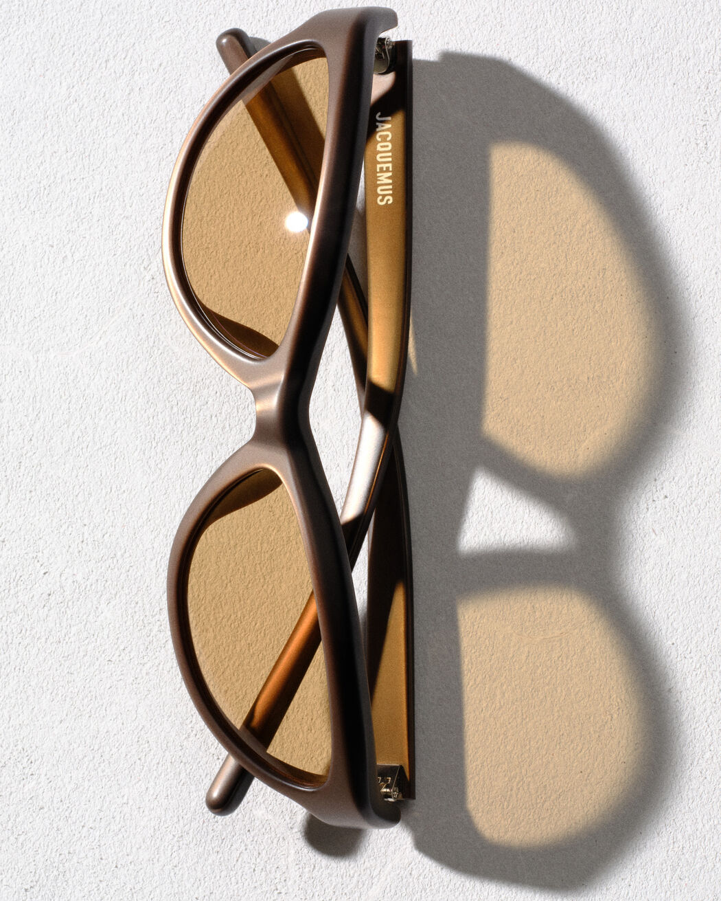 The Curvo sunglasses
jacquemus the curvo sunglasses