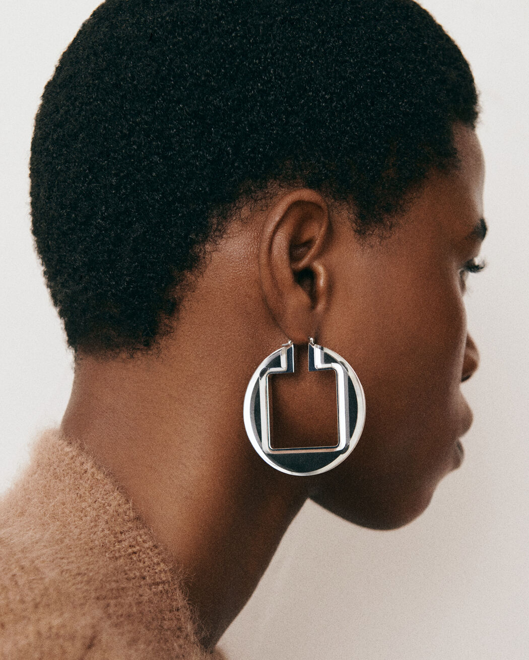 أقراط The Rond Carré hoops earrings jacquemus أقراط the rond carr hoops earrings