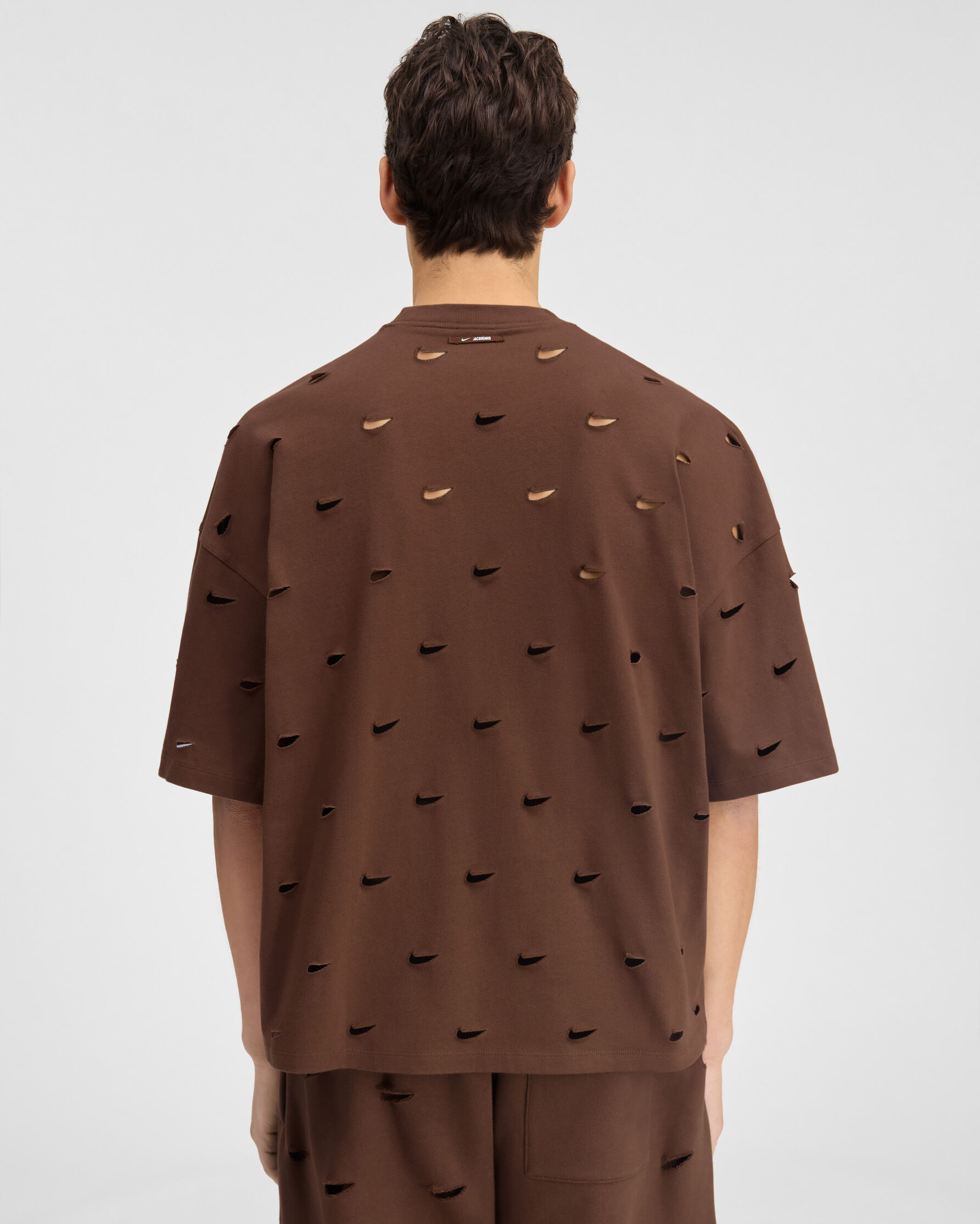 The Swoosh JACQUEMUS+NIKE t-shirt, Brown | JACQUEMUS UAE