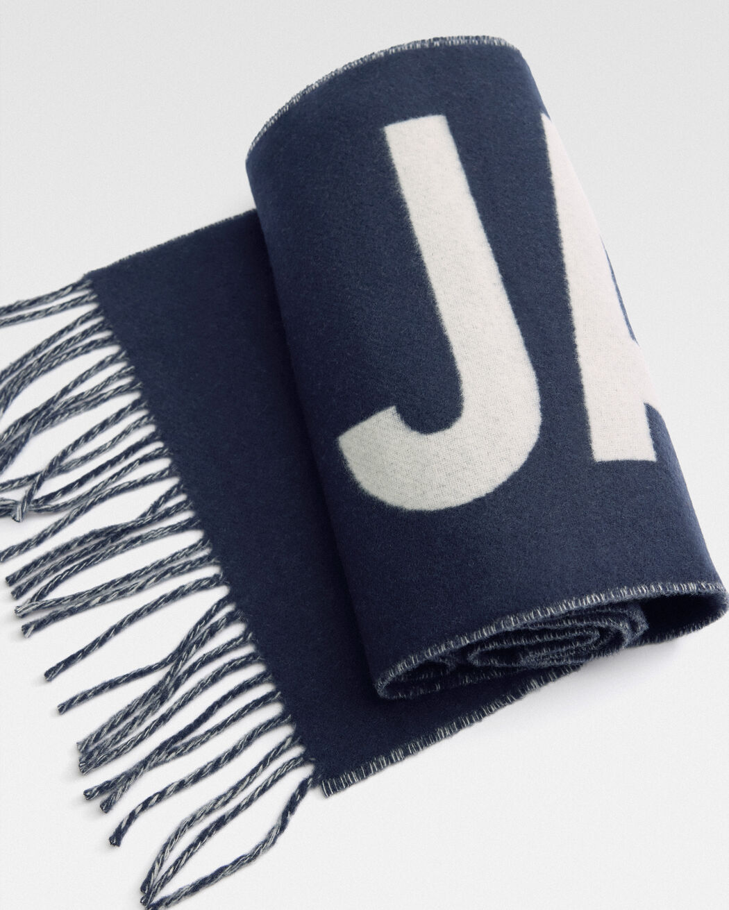 The Jacquemus scarf the jacquemus scarf