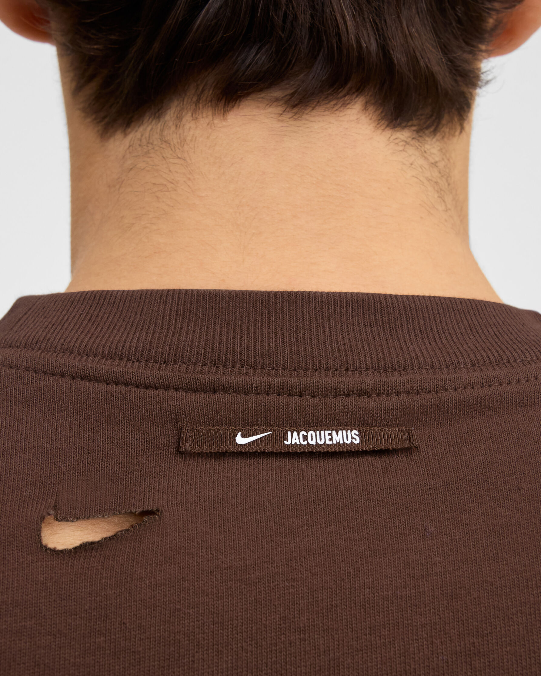 The Swoosh JACQUEMUS+NIKE t-shirt, Brown | JACQUEMUS UAE