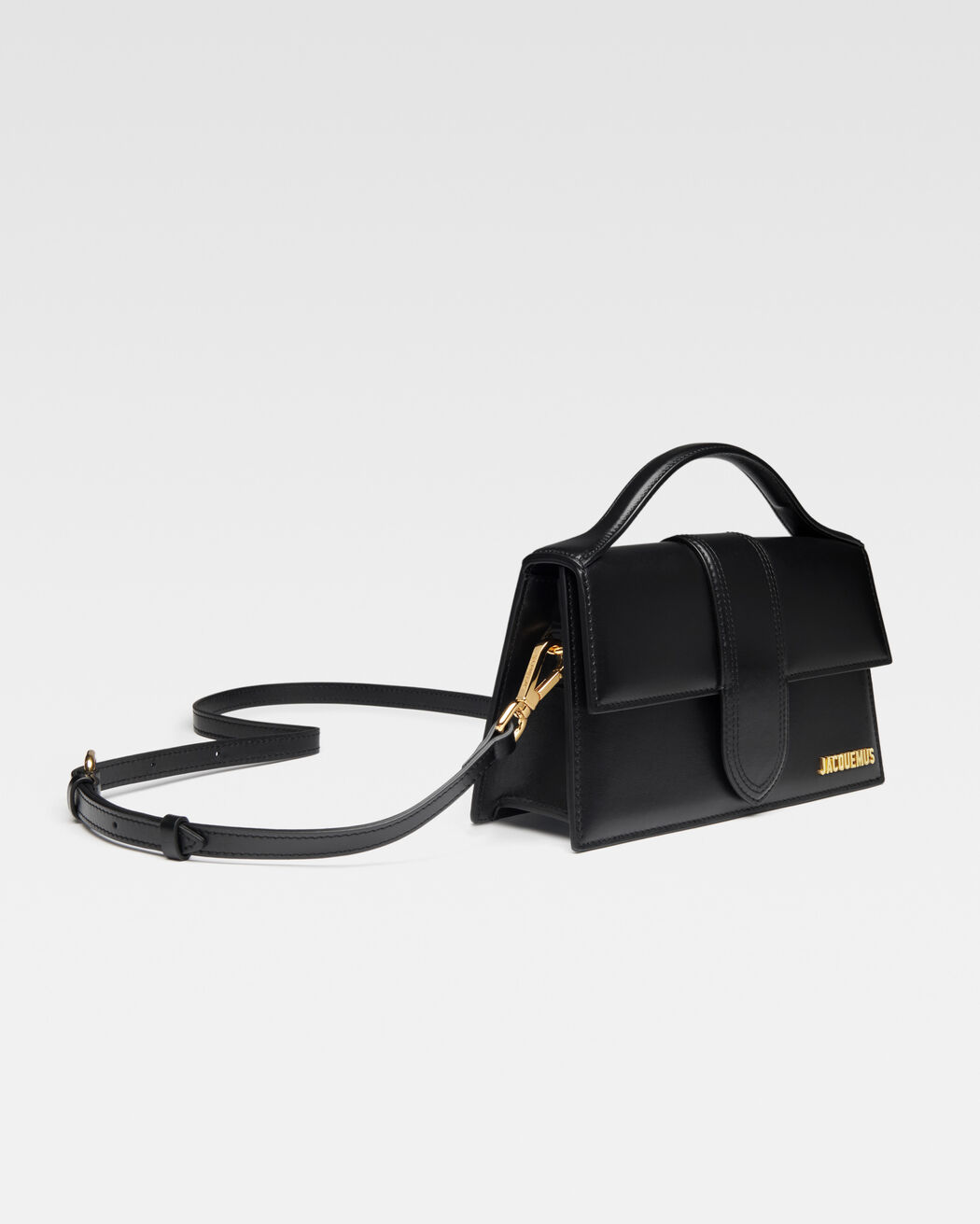 The large Bambino حقيبة jacquemus the large bambino حقيبة