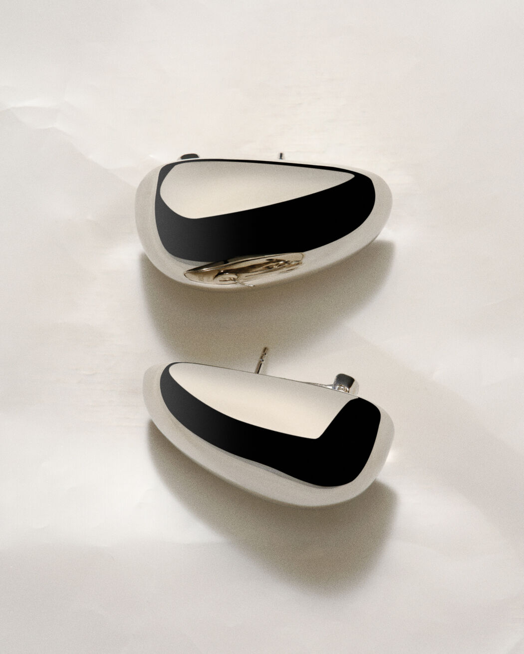 The Curvo earrings jacquemus the curvo earrings