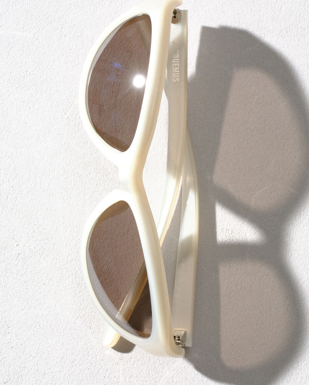 The Curvo sunglasses
jacquemus the curvo sunglasses