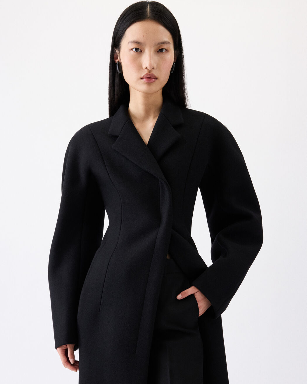 The Curvo coat jacquemus the curvo coat