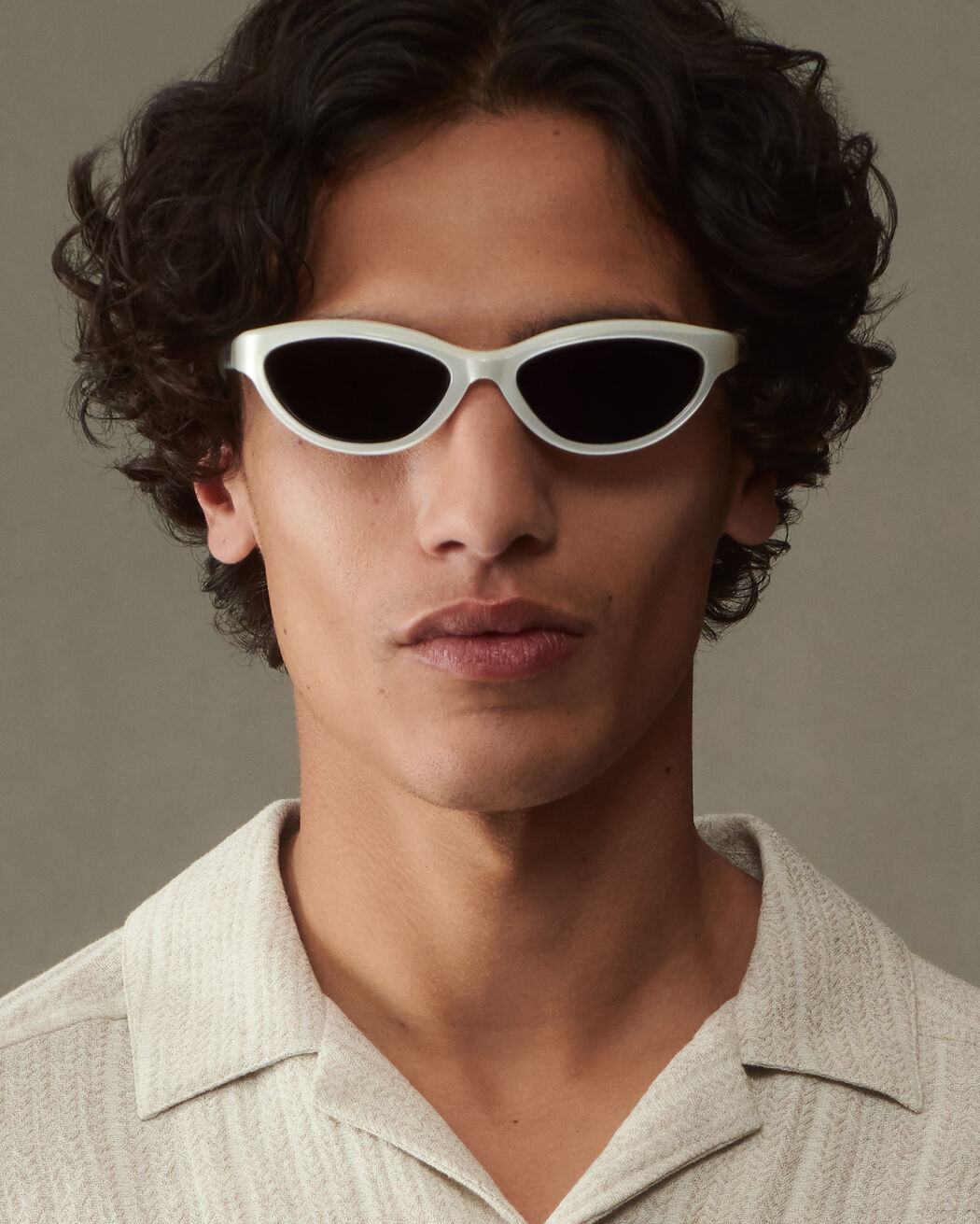 The Curvo sunglasses
jacquemus the curvo sunglasses