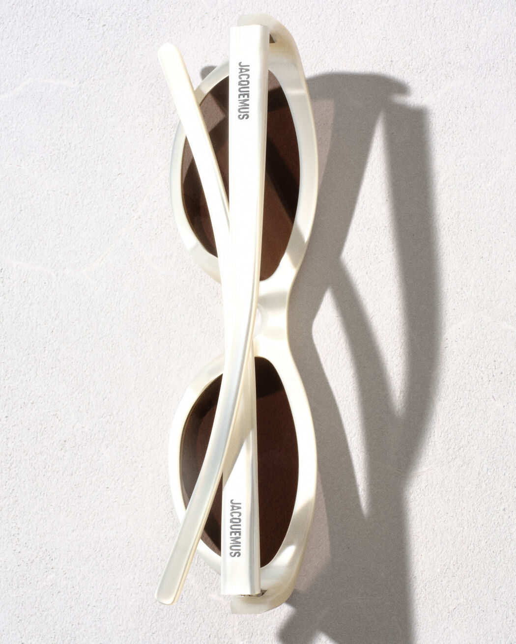 The Curvo sunglasses
jacquemus the curvo sunglasses