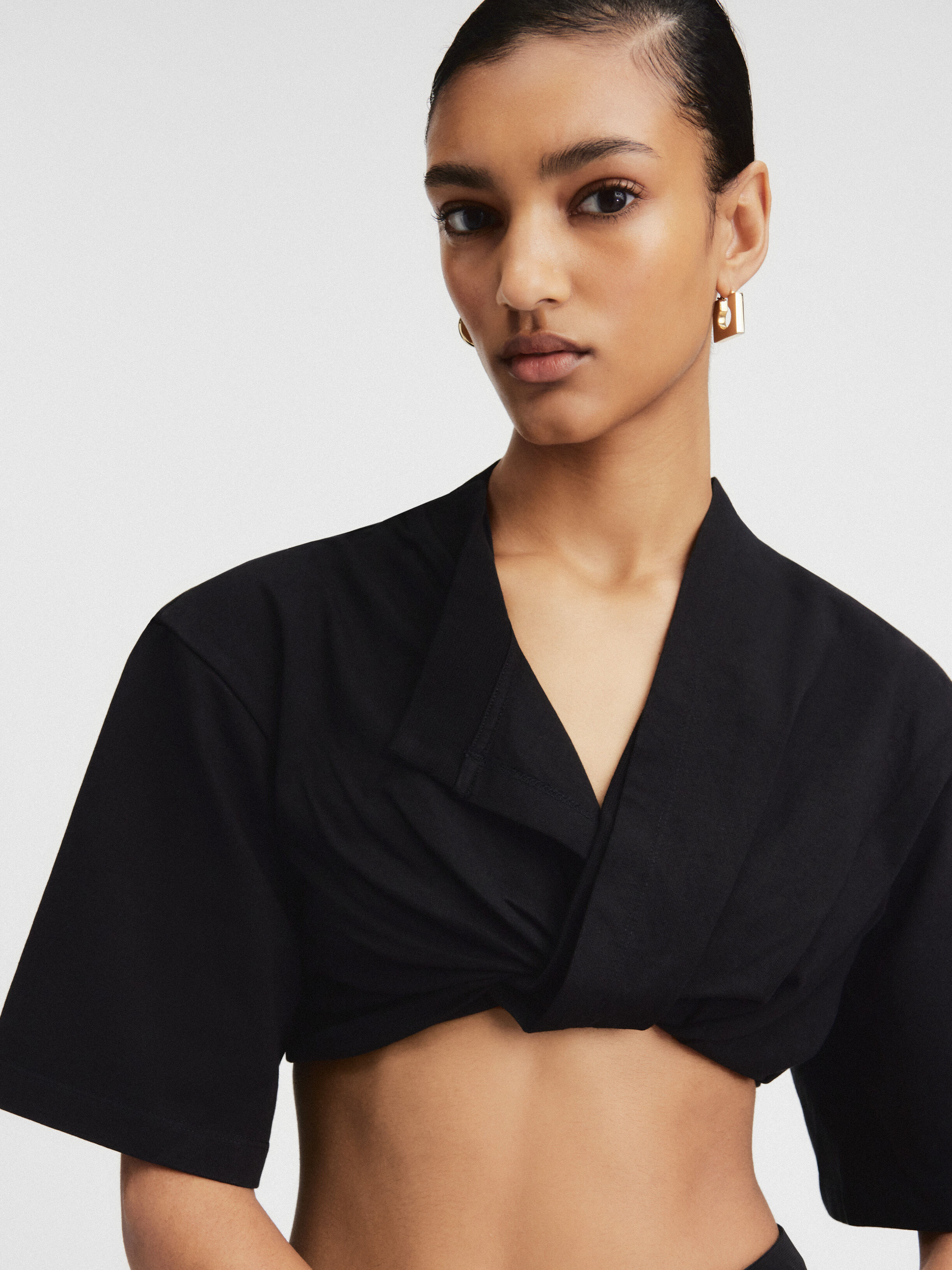 タグあり　JACQUEMUS 黒 フリル ベアトップ　36 The Bahia cropped t-shirt, Black | JACQUEMUS UAE