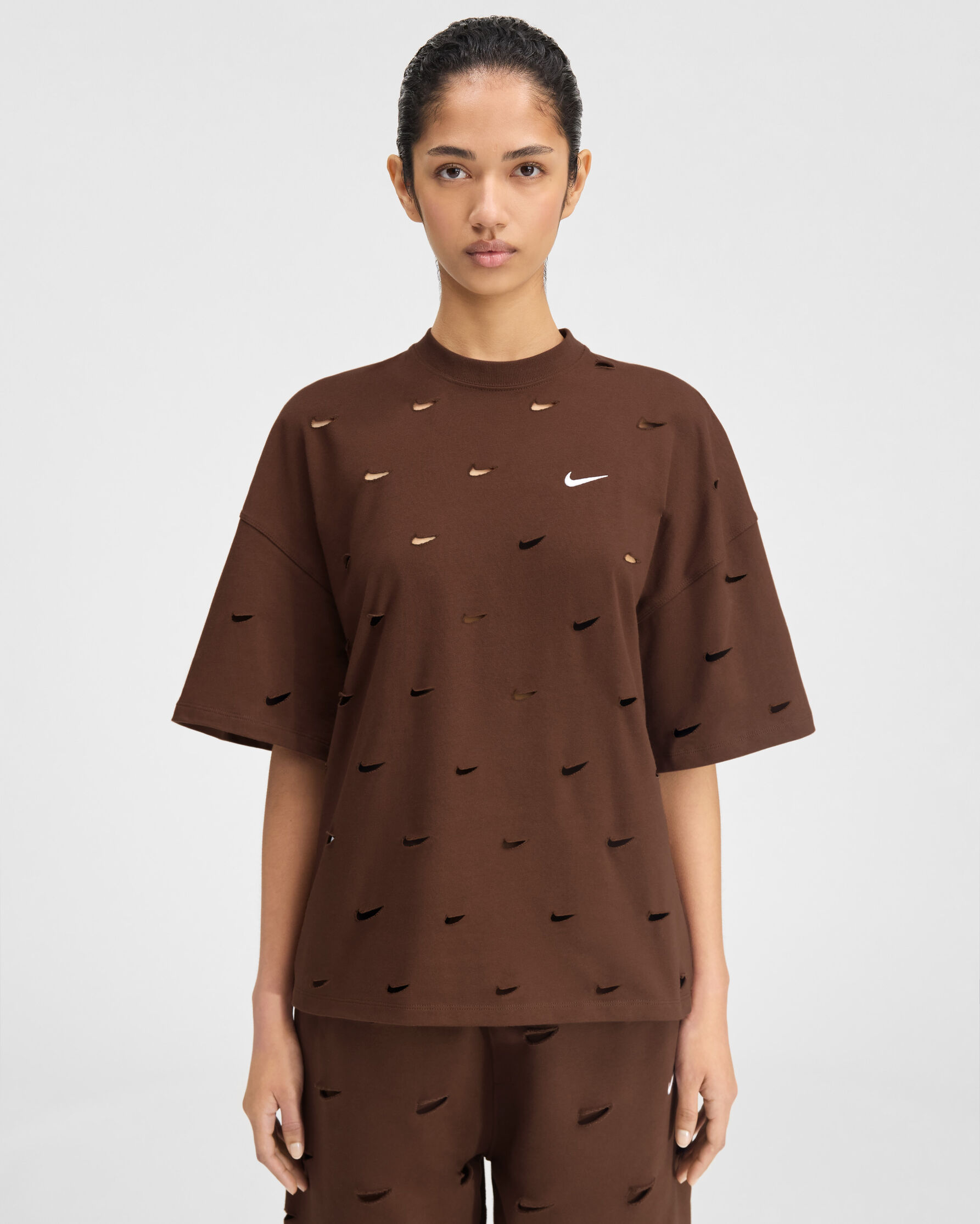 The Swoosh JACQUEMUS+NIKE t-shirt, Brown | JACQUEMUS UAE