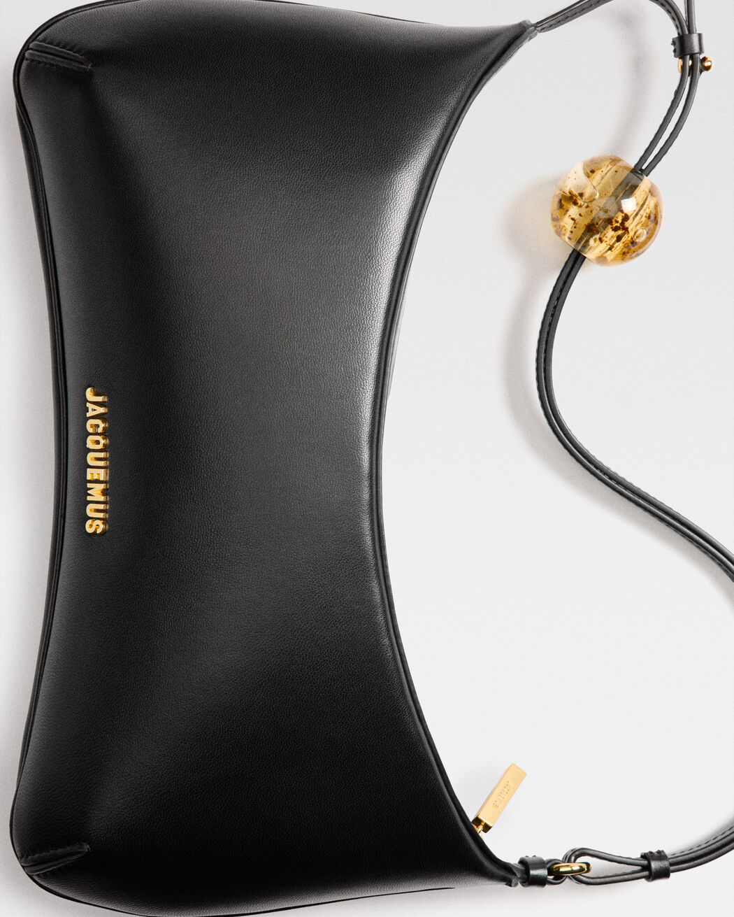 The large Bisou Perle حقيبة jacquemus the large bisou perle حقيبة