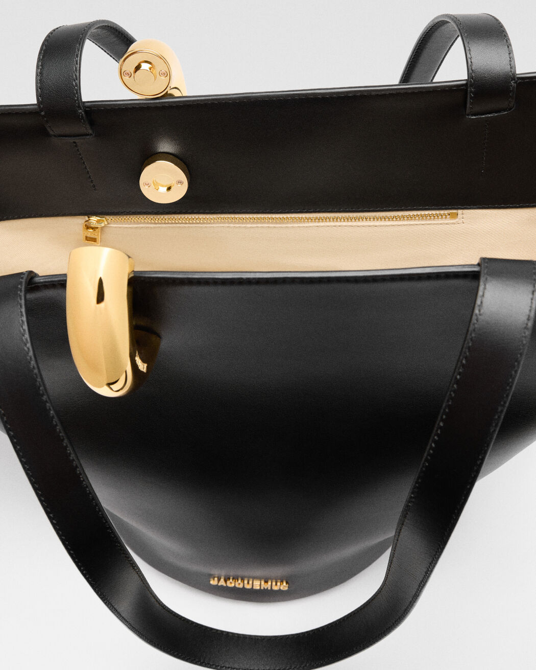 The medium Bambola jacquemus the medium bambola