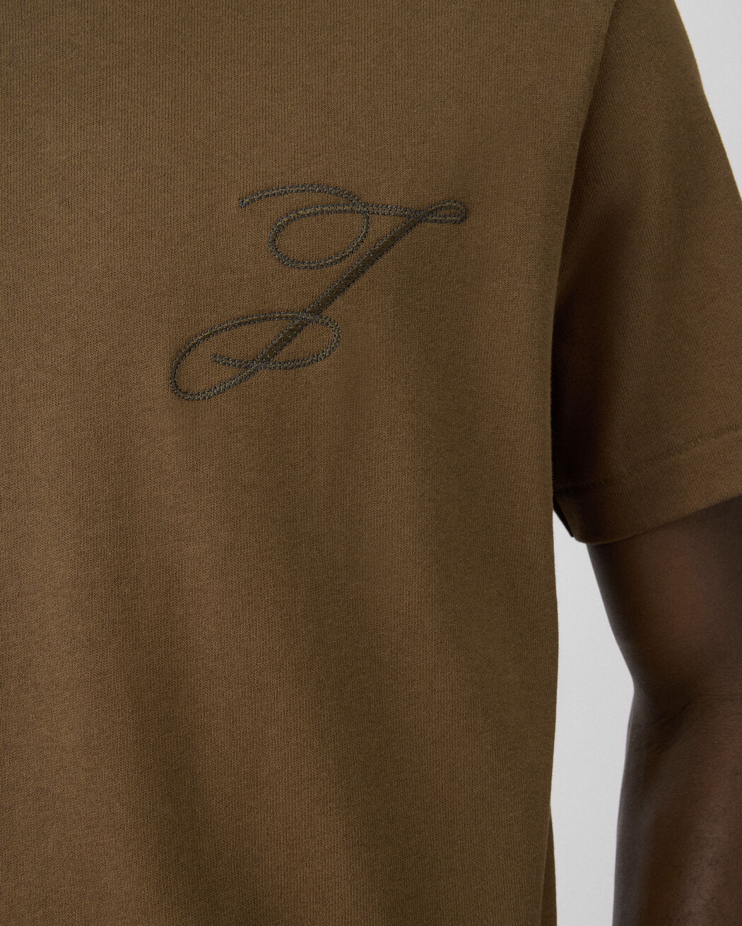 تي شيرت بشعار الماركة jacquemus تي شيرت بشعار الماركة