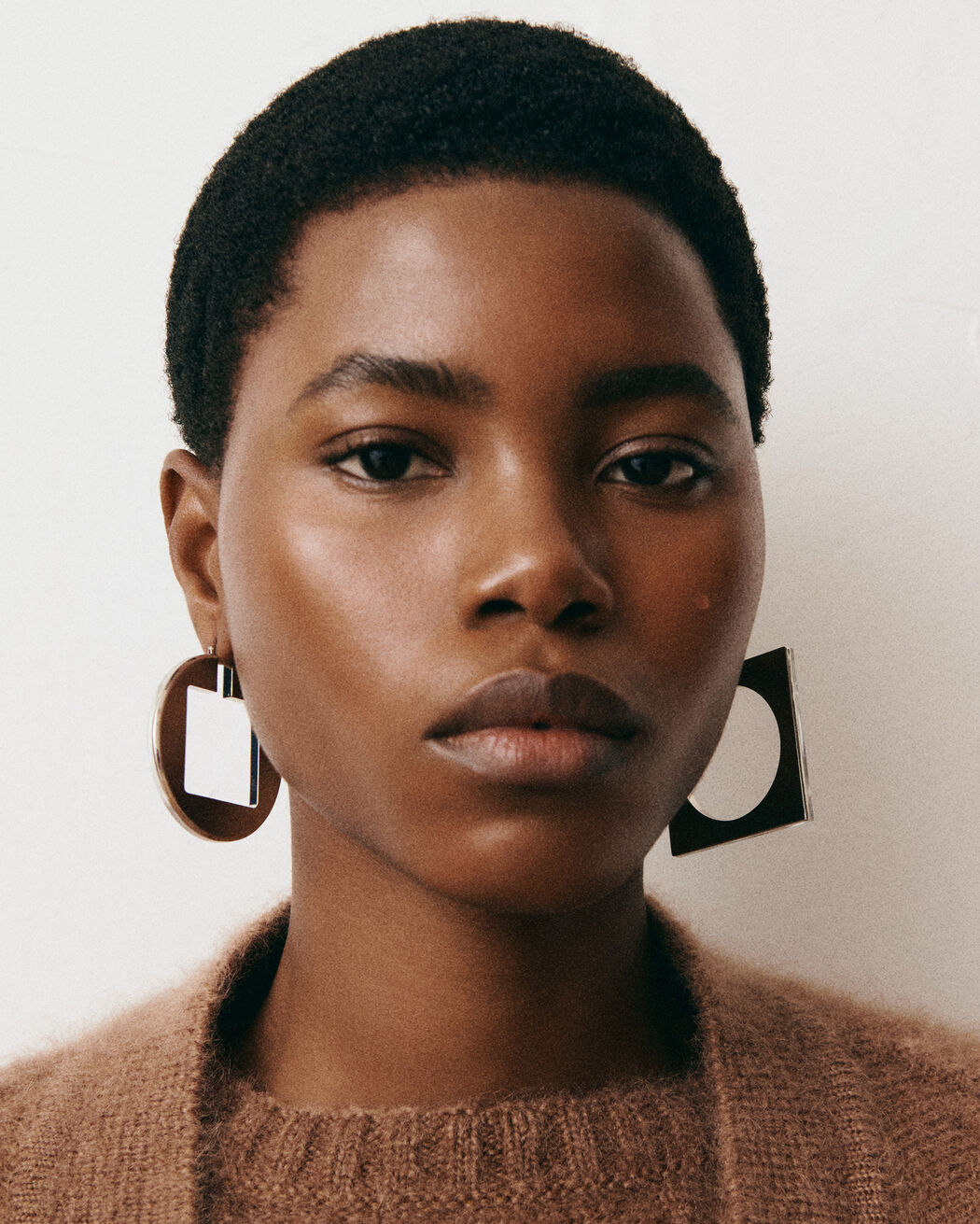 أقراط The Rond Carré hoops earrings jacquemus أقراط the rond carr hoops earrings