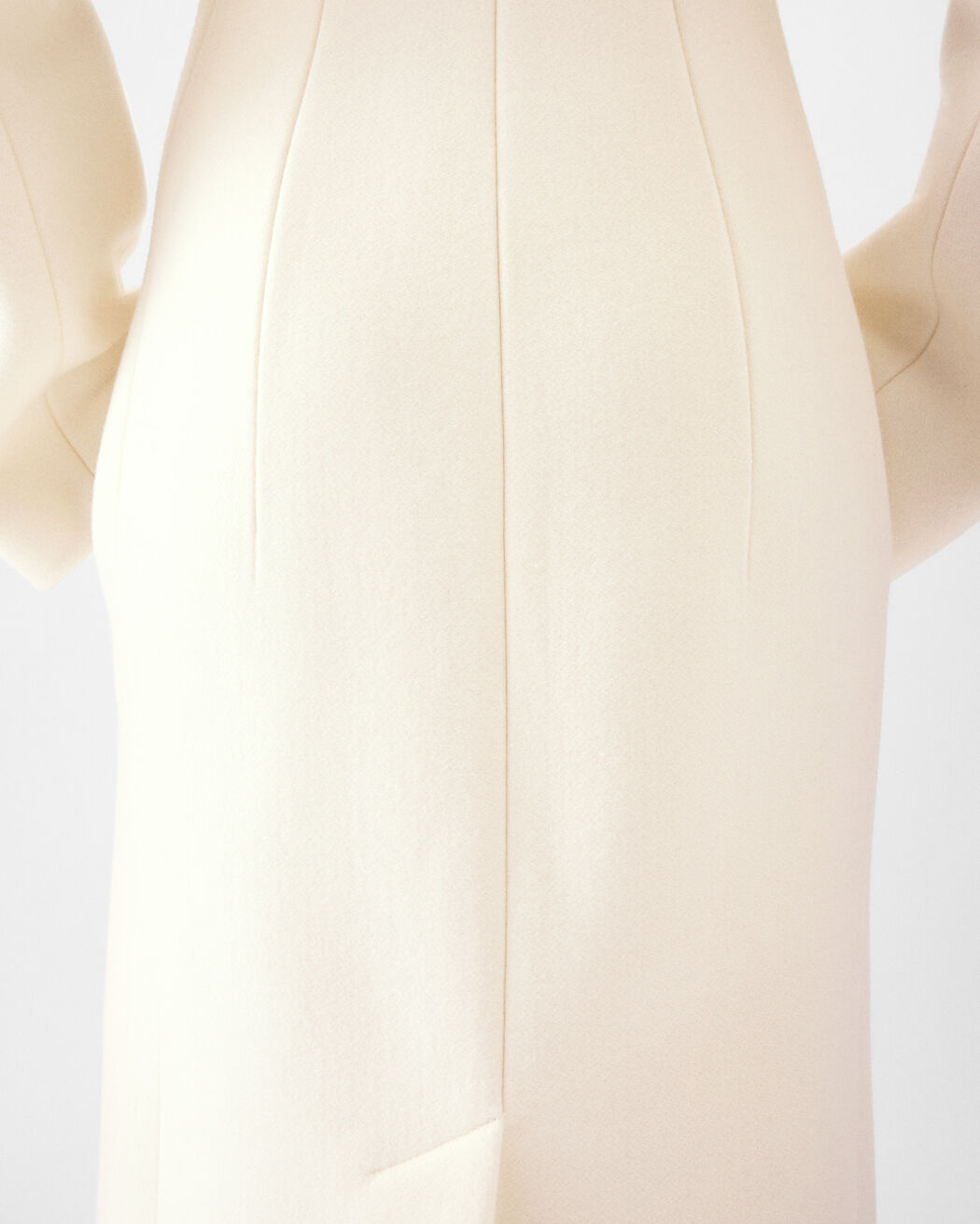 The Curvo coat jacquemus the curvo coat