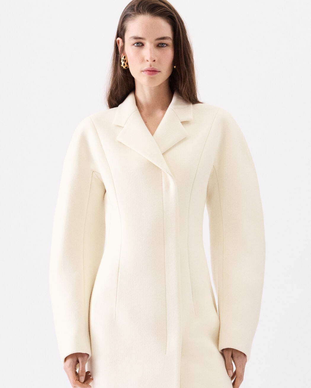 The Curvo coat jacquemus the curvo coat