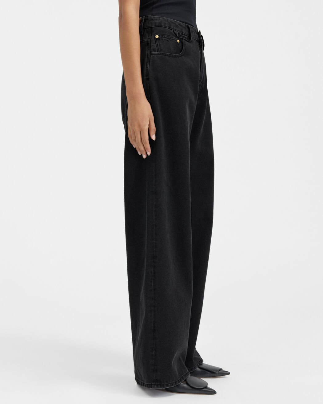 بنطال جينز The wide de-Nîmes denim pants jacquemus بنطال جينز the wide de n mes denim pants