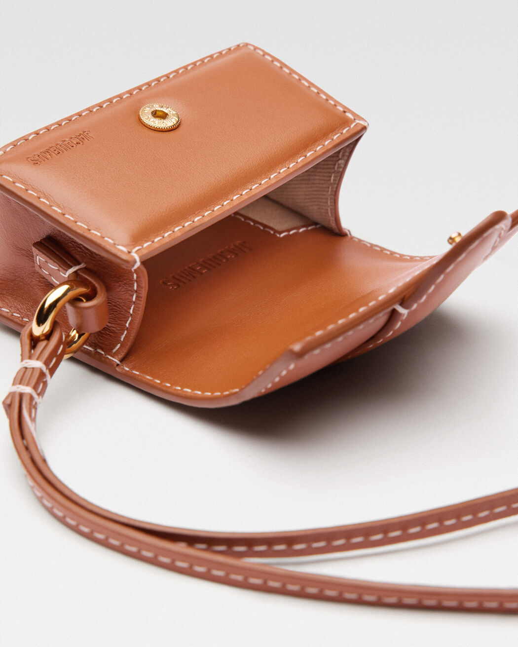 علبة سماعات Le Porte Bambino jacquemus علبة سماعات le porte bambino