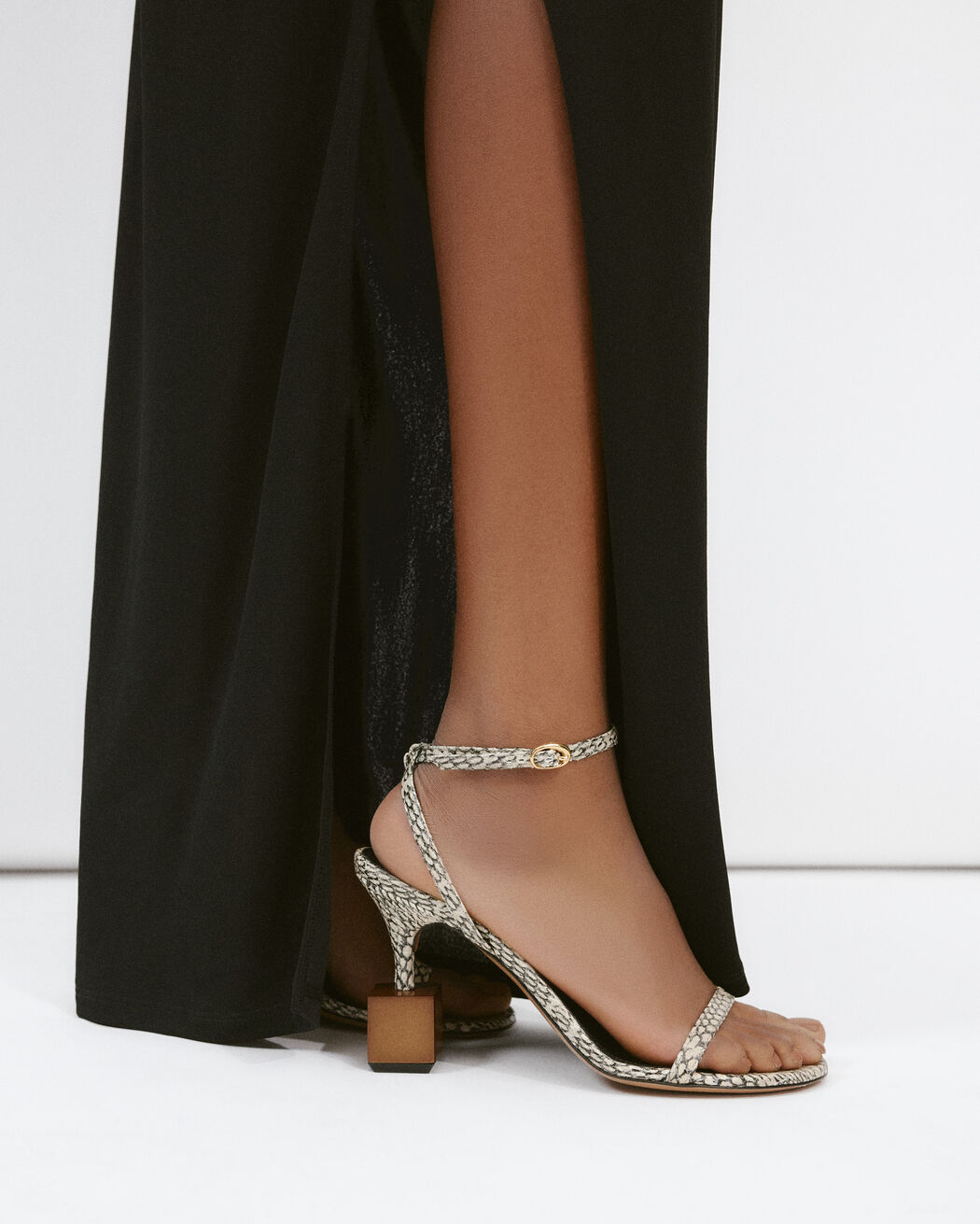 The Bisou صندل jacquemus the bisou صندل