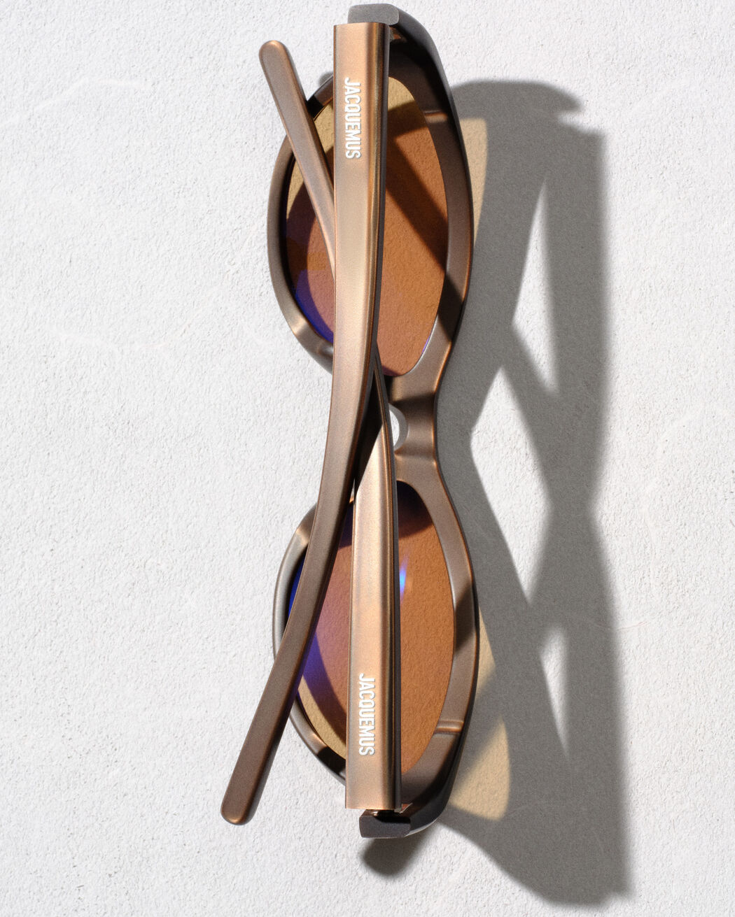 The Curvo sunglasses
jacquemus the curvo sunglasses