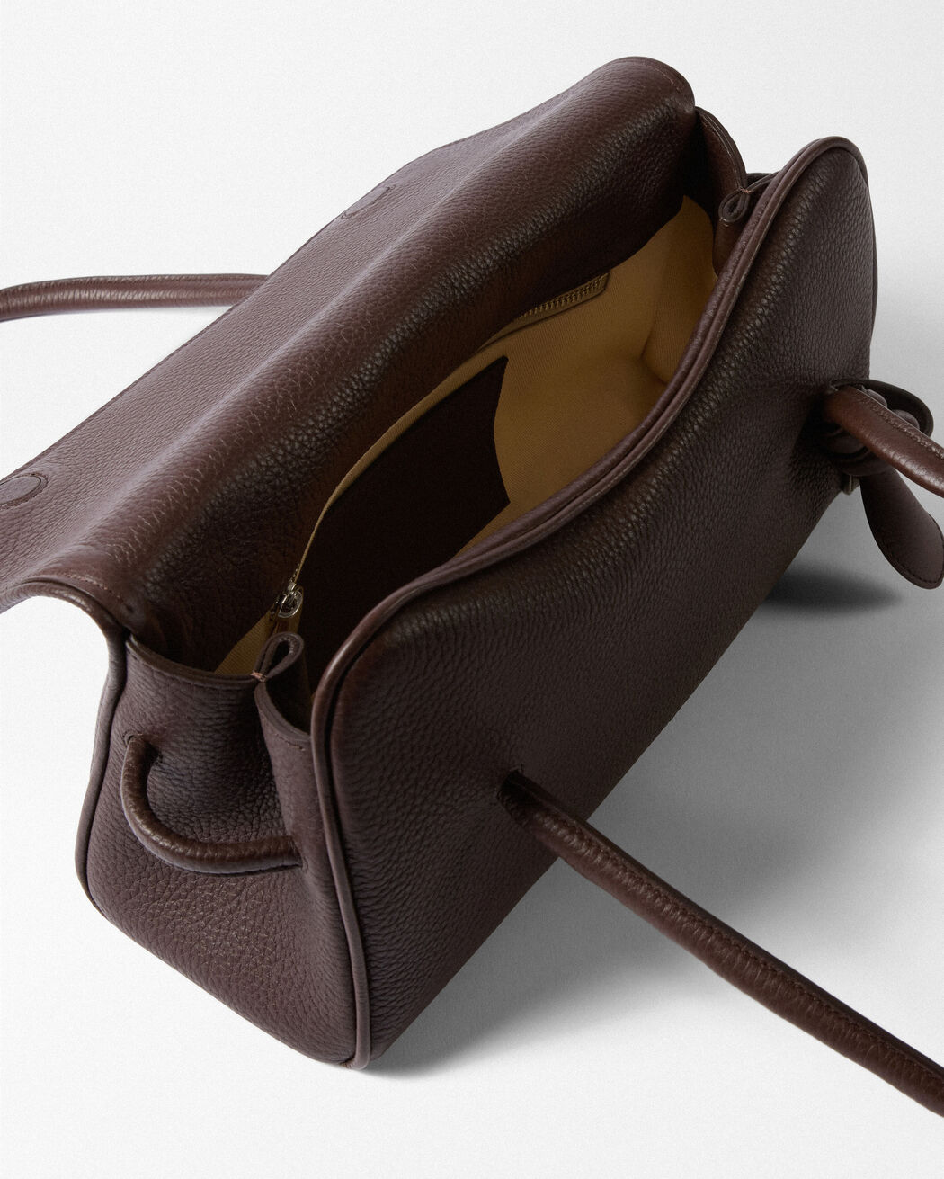 The long Turismo
jacquemus the long turismo