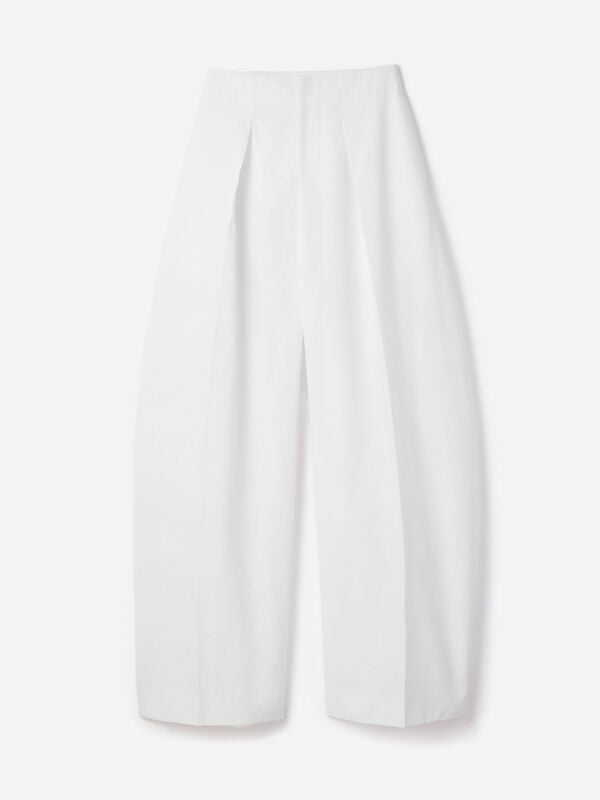 بنطال بقصة انسيابية The Ovalo jacquemus بنطال بقصة انسيابية the ovalo